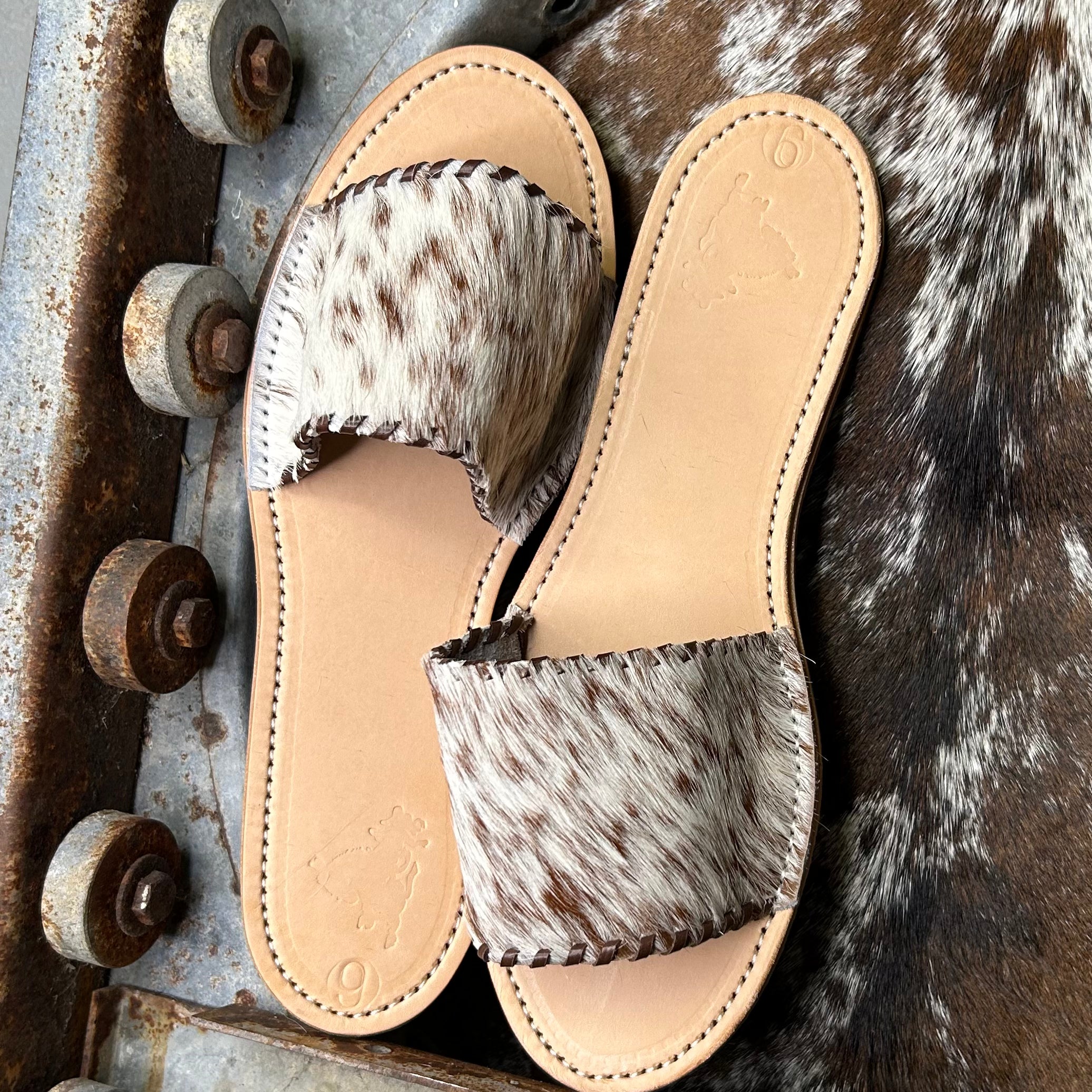 Whipstitch Cowhide Slide (Lakyn) (size 9)